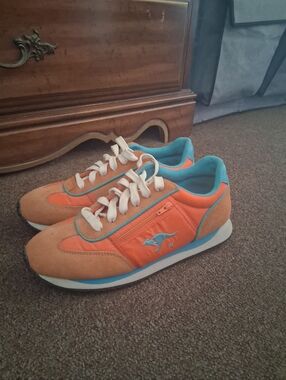Vintage Kangaroo running/walking shoes